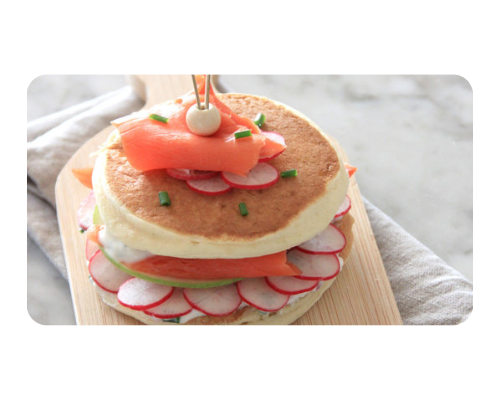 Galettes de courgette et pomme de terre garnies de tomates et stracciatella