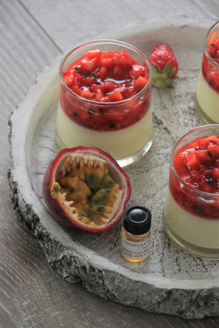 Pannacotta aux fruits de la passion et fraises marinées à la rose et au citron vert