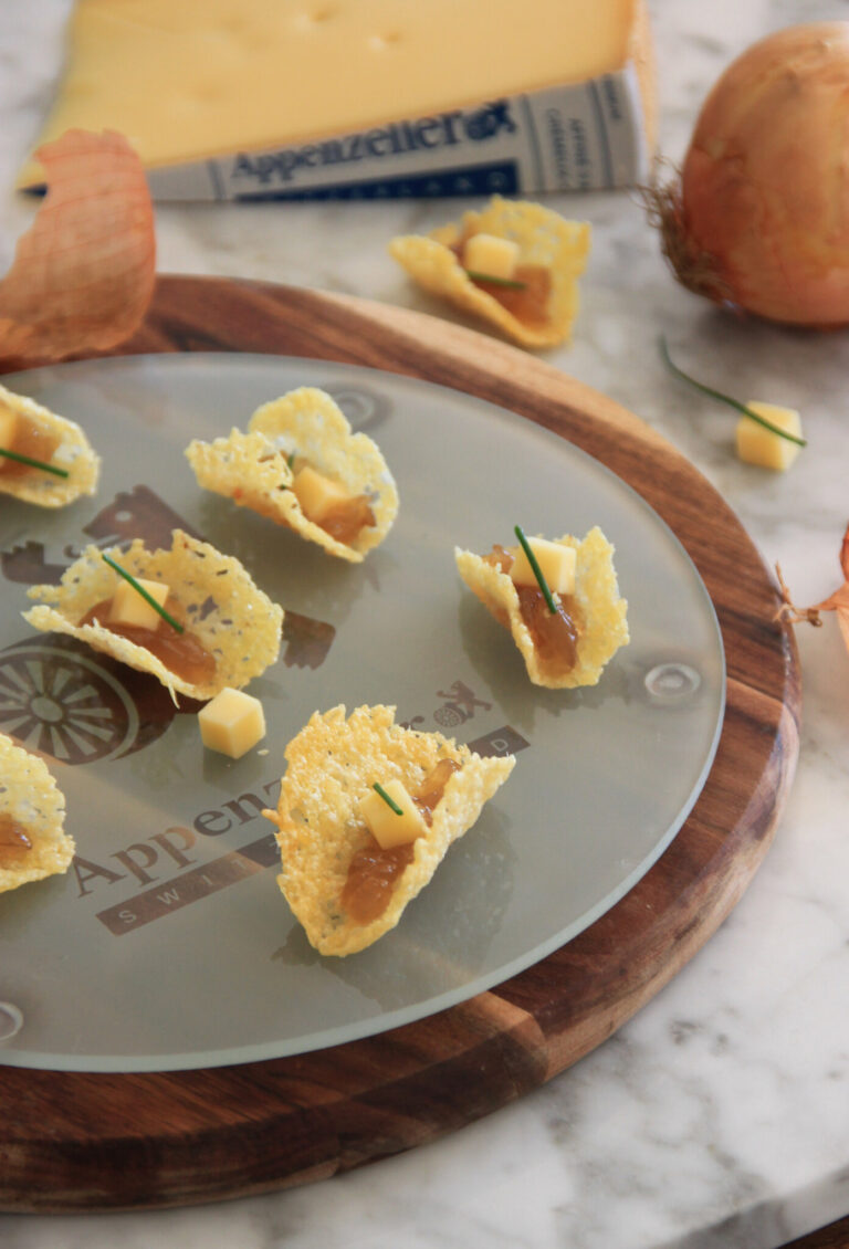Tuiles d’Appenzeller et confit d’oignons
