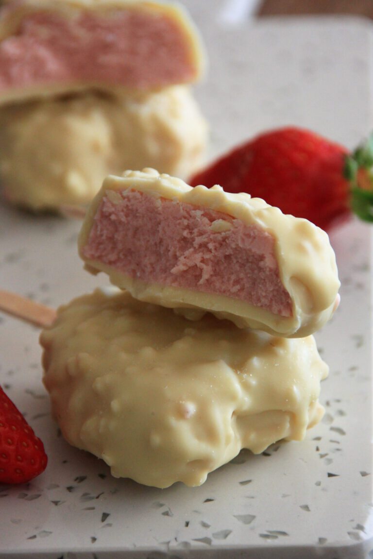 Crème glacée à la fraise façon magnum – chocolat blanc et amandes