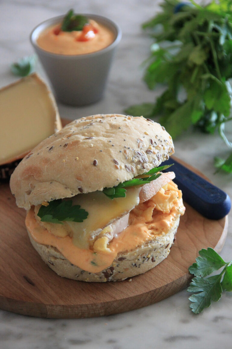 Burger au beignets de filets de poulet – sauce poivron et appenzeller