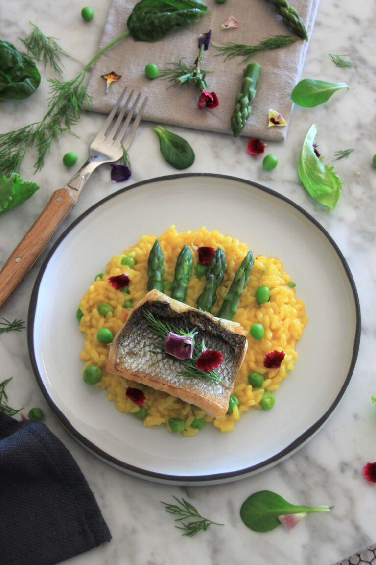 Risotto au safran et petits légumes de saison – bar croustillant