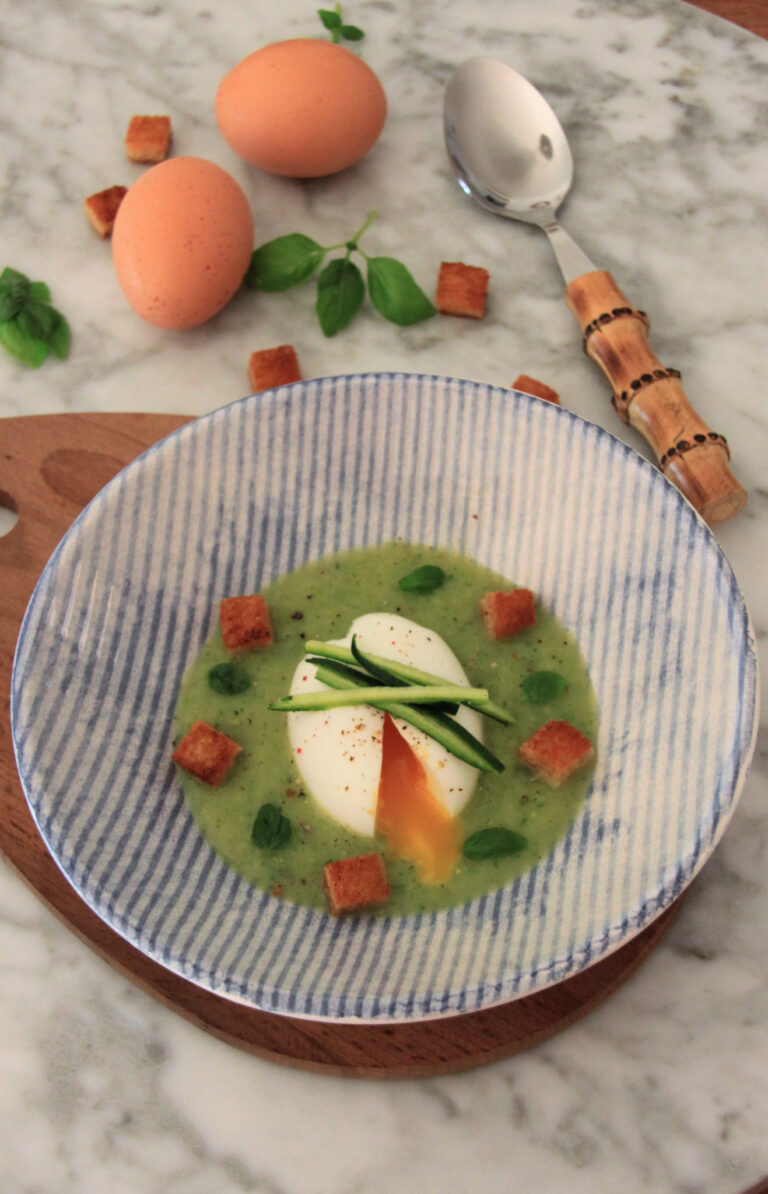 Velouté courgette basilic -oeuf poché et croutons beurrés